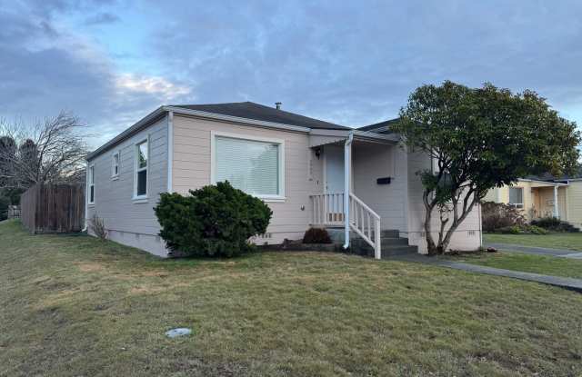 Eureka, 2/1 nice house, excellent location