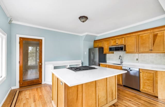 328 East St - 328 East Street, Plymouth County, MA 02043