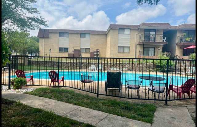 Huntington Condominiums upstairs, beautiful 2 br, 2 bth, wood burning fireplace