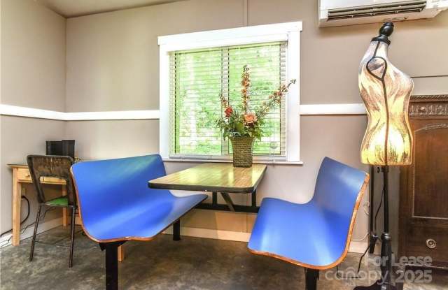 Photo of 543 College Street