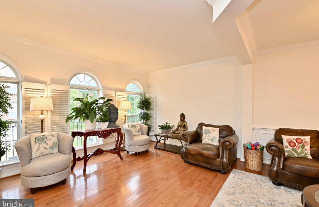 8240 GUNSTON COMMONS Way