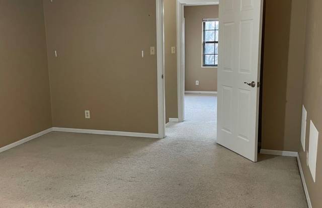 *Knoxville 37912 - 2 bedroom, 2.5 bath townhouse - Call Regina Upshaw (865) 237-2369