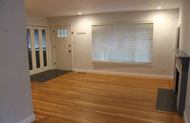 Charming 3 Bed 1 Bath House on tree lined street