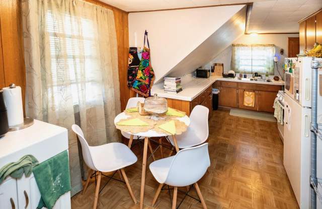 2211 East Holt Avenue