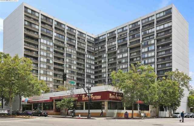 Spacious 2 bed 1.5 bath condo in Oakland's Chinatown. Amazing views. Must see.