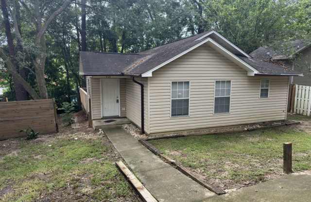 Photo of RENOVATED 3/2 New Kitchen, Deck  Plank Vinyl Floors Throughout! $1600/month! Avail Now!