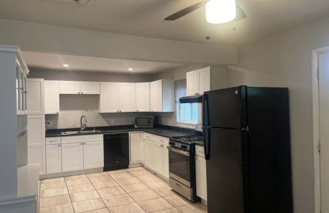3 bedroom in Golden with Garage!!!  **Move-In Special**