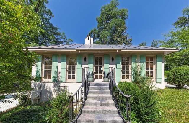 2538 Parkside Drive NE