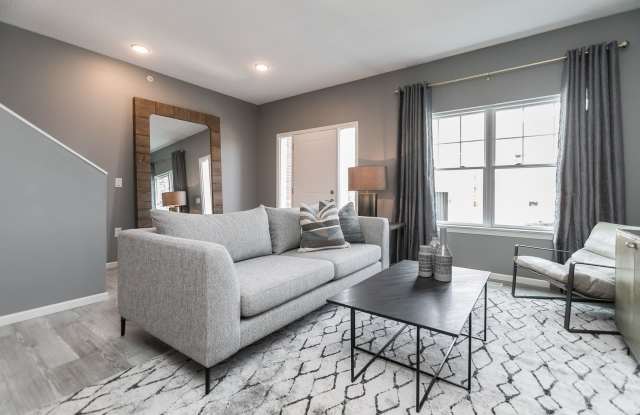 Fully Furnished Townhome Blocks Away From Downtown