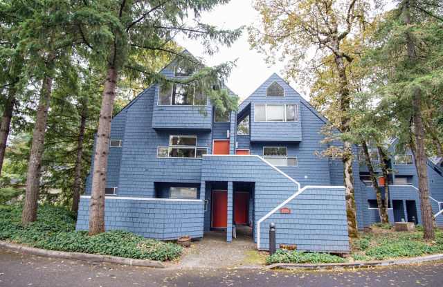 Spacious Lake Oswego 2Bdr w/Fireplace, Dishwasher, W/D, & Balcony!