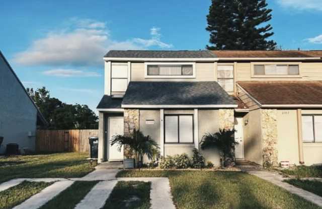 2709 Hunt Club Lane