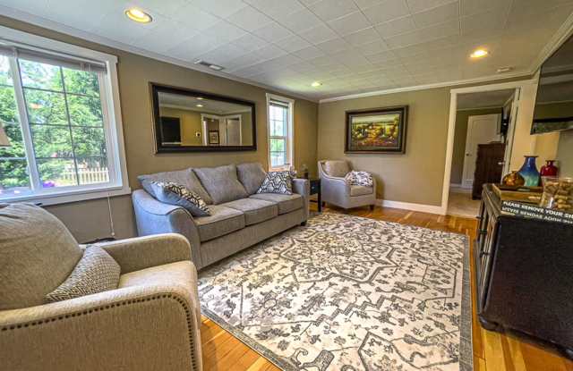 Kelsey's Cottage: Fully Furnished 2 bd/1ba Jacksonville Cottage, Large yard! $300 Utility Fee