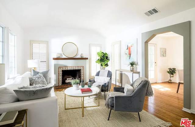 Miracle Mile 3bed/2 bath House with two Gated Yards for Lease!