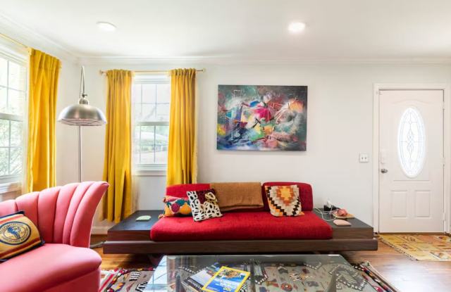 Charming 3BR Cottage in Decatur