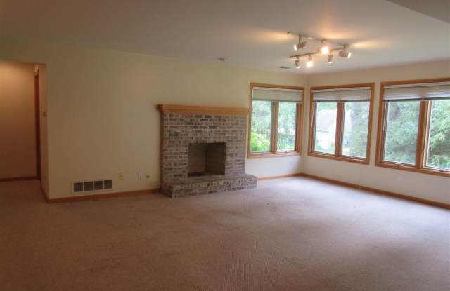 1507 Heathfield Dr NE - 1507 Heathfield Drive Northeast, Grand Rapids, MI 49505