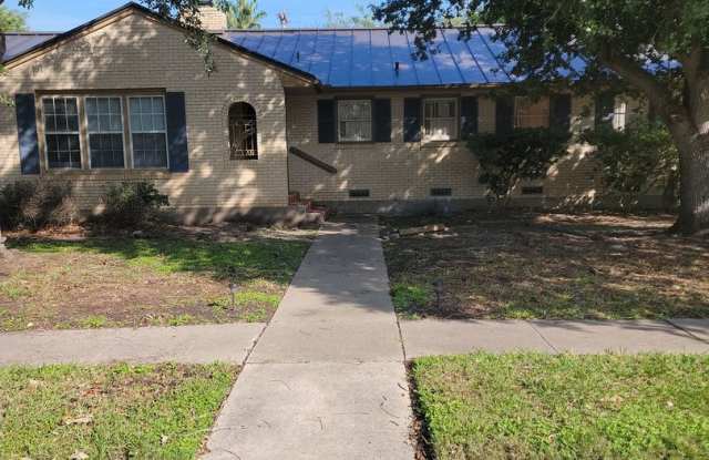 Photo of 3 bedroom 2 bathroom with 1 bedroom house in back