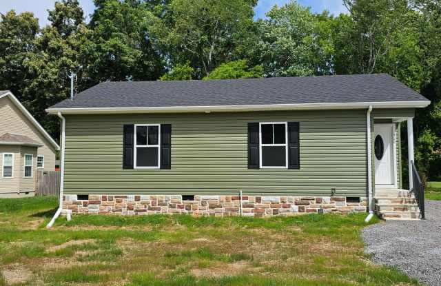 Beautiful Newer Construction Home Near Central Tullahoma