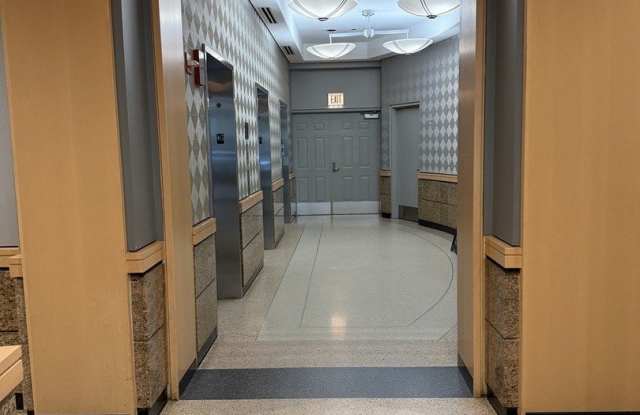 1600 S PRAIRIE Avenue