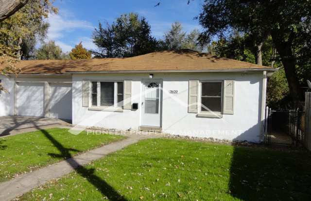 Updated 1/2 Duplex with Washer/Dryer and Fenced Yard