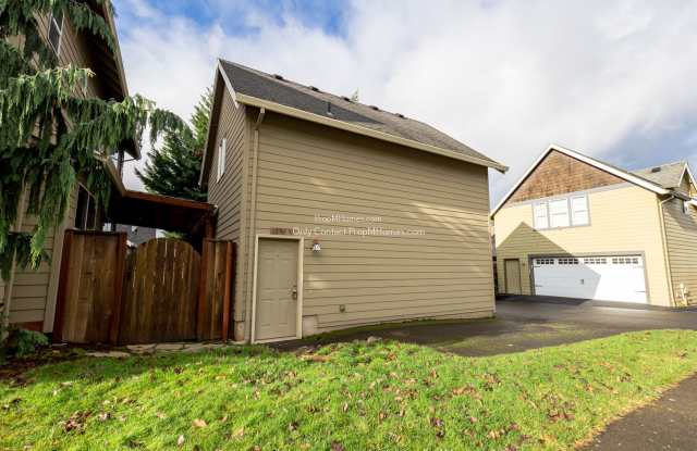 Bright  Airy Studio in Prime Location with Off-Street Parking!
