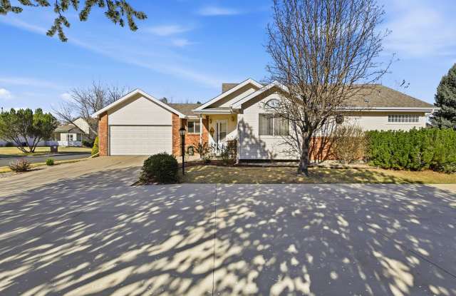 ✨ Easy Living in Loveland | Fireplace + Prime Hwy 287 Location