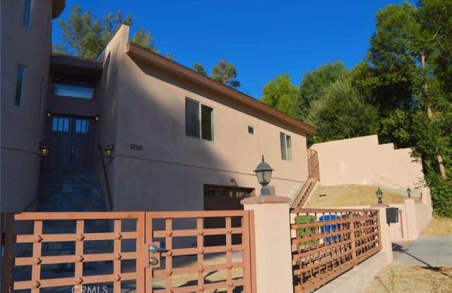 22325 Avenue San Luis