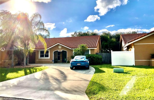 5721 W Surrey Cir W - 5721 Surrey Cir W, Davie, FL 33331