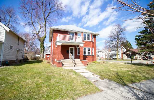 1246 Laclede Rd