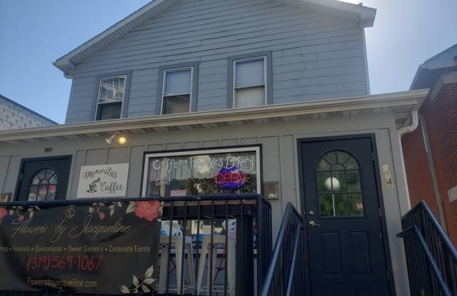 Photo of DOWNTOWN 4 BEDROOM DUPLEX!!! 4 bedroom duplex in DOWNTOWN IOWA CITY!