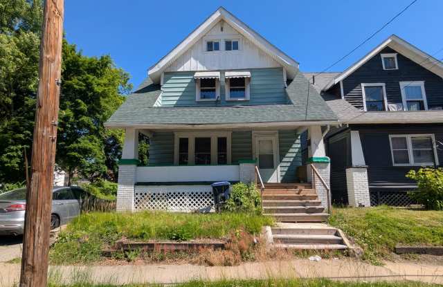 Spacious 4-bedroom, 1.5-bath home in Akron