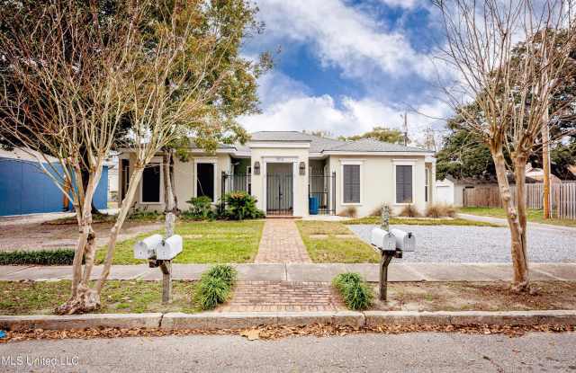 1916 2nd Street lot: 2