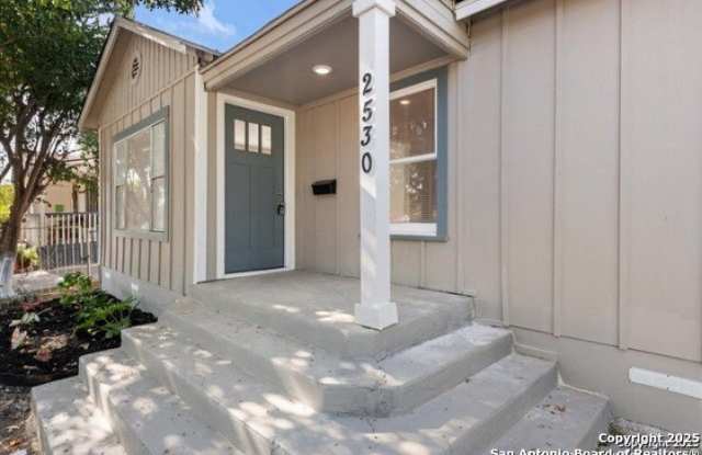 Photo of 2530 W MISTLETOE AVE