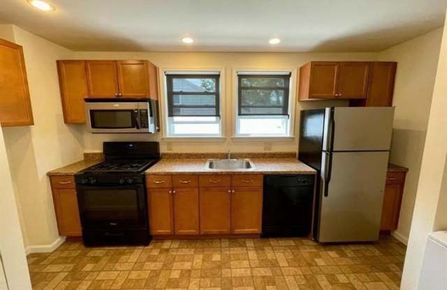 122 W LANCASTER AVENUE