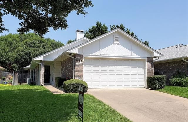 425 Sunnybrook Court - 425 Sunnybrook Ct, Bedford, TX 76021