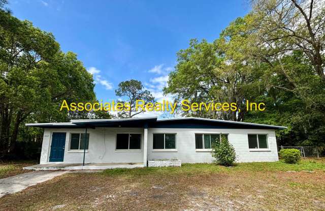 Updated 3 bed/ 1.5 bath single family home in NE Gainesville-- LOOK! - 1432 Northeast 20th Avenue, Gainesville, FL 32609