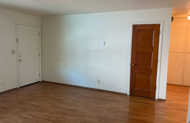 (WLO 13) Cozy 2 Bedroom, 1 Bath Just a Stone's Throw from Campus!