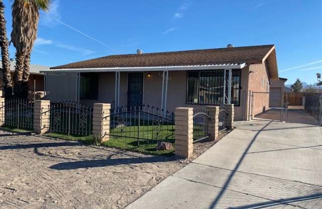 2BR 2BA HOME-Fenced Yard & Workshop Garage, RV-Boat