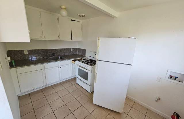 Charming  Spacious Upstairs 2-Bedroom Apartment Looking for a New Tenant!