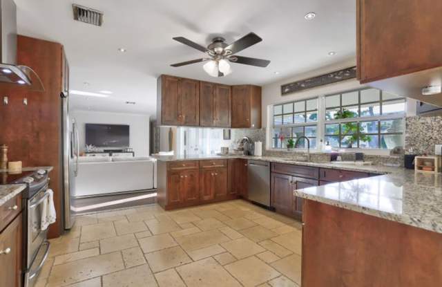 835 Canary Walk, Delray Beach, FL 33483