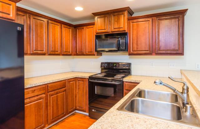 3 bedroom 2.5 Bath with Fenced Back Yard - Pet Friendly