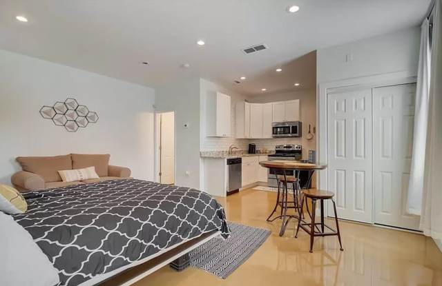 947 North Ormewood Park Drive Southeast