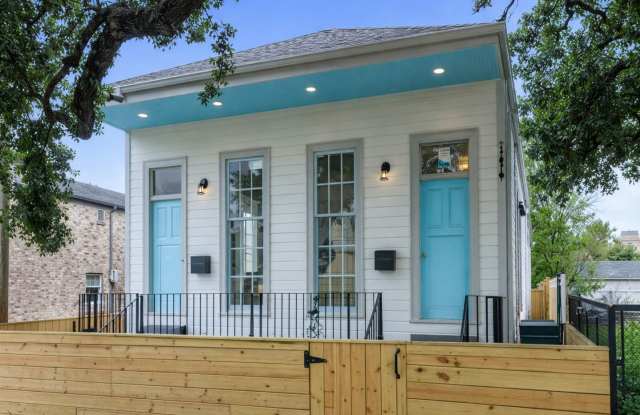Fabulous 1BR 1BA Bungalow w/ Full Appliance Suite + In-Unit Laundry in New Orleans