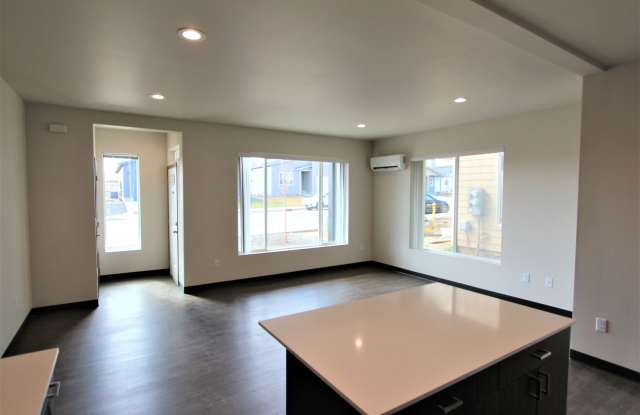 Modern design 3 bed, 2.5 bath duplex