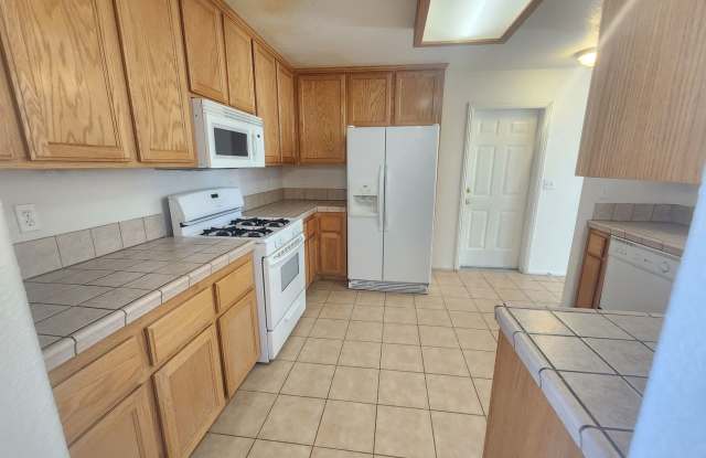 **$100 Move In Special**Great Home Near Downtown 29 Palms