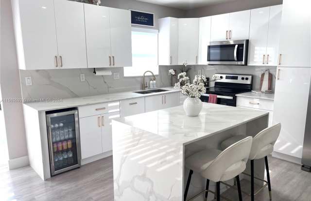 393 NE 5th Pl