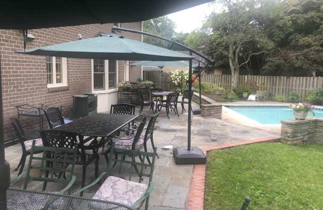 6100 EASTVIEW STREET