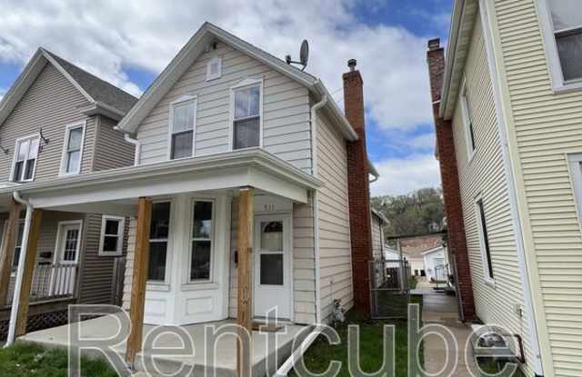 911 Rhomberg Ave