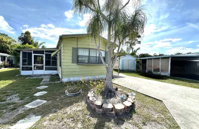FIRST MONTH RENT FREE! Cute and Quiet 2/2 in N. Ft. Myers
