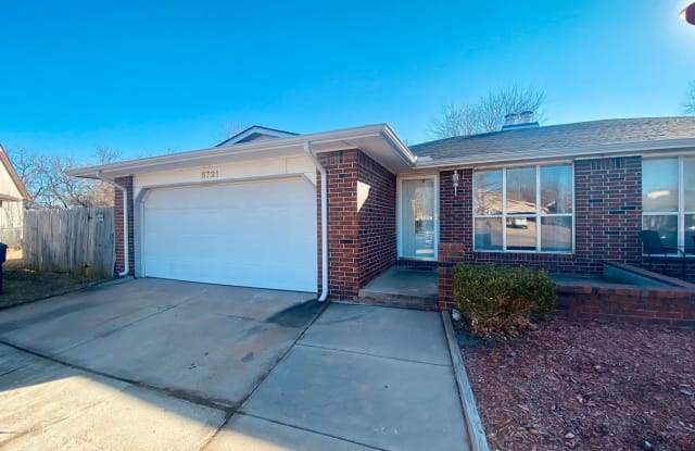 Spacious 3 bed/2 bath Duplex with finished basement! - 8721 East Lockmoor Circle, Wichita, KS 67207