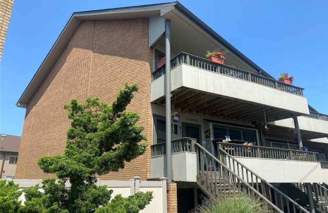 Photo of 813 Shore Road